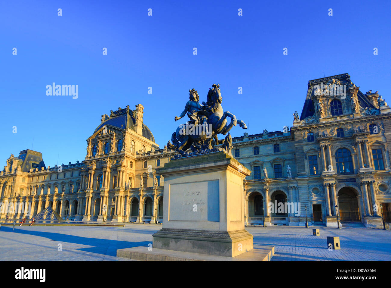 Frankreich, Europa, Reisen, Paris, Stadt, Louvre, Museum, Louis XIV, Statue, Architektur, Kunst, Kunst, Denkmal, monumental, Skyli Stockfoto