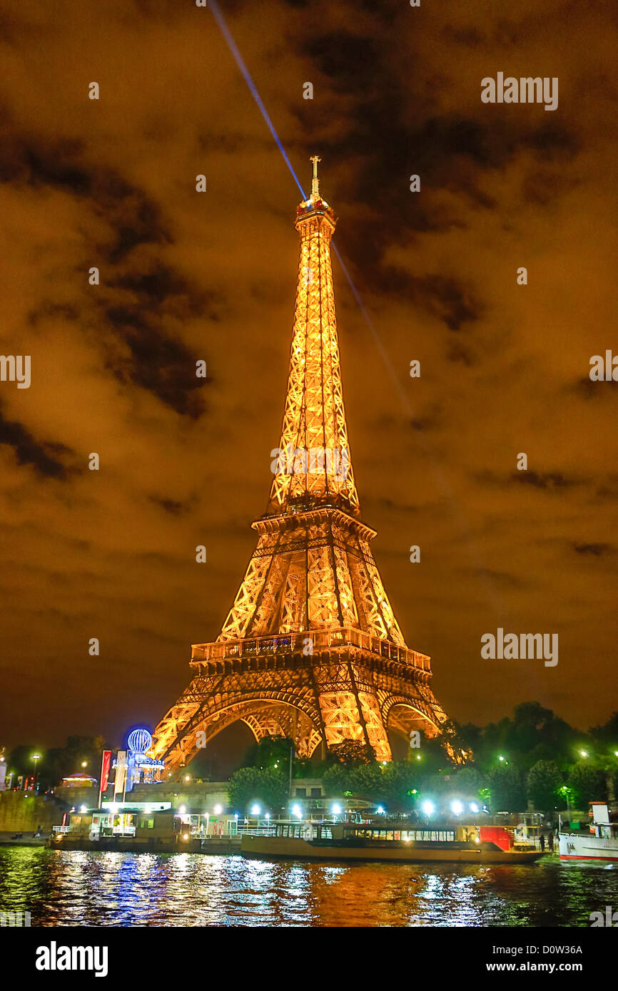 Frankreich Europa Reisen Eiffelturm Paris Stadt Architektur Kunst künstlerisch Lichter monumentale Nacht Fluss Eiffelturm Stockfoto