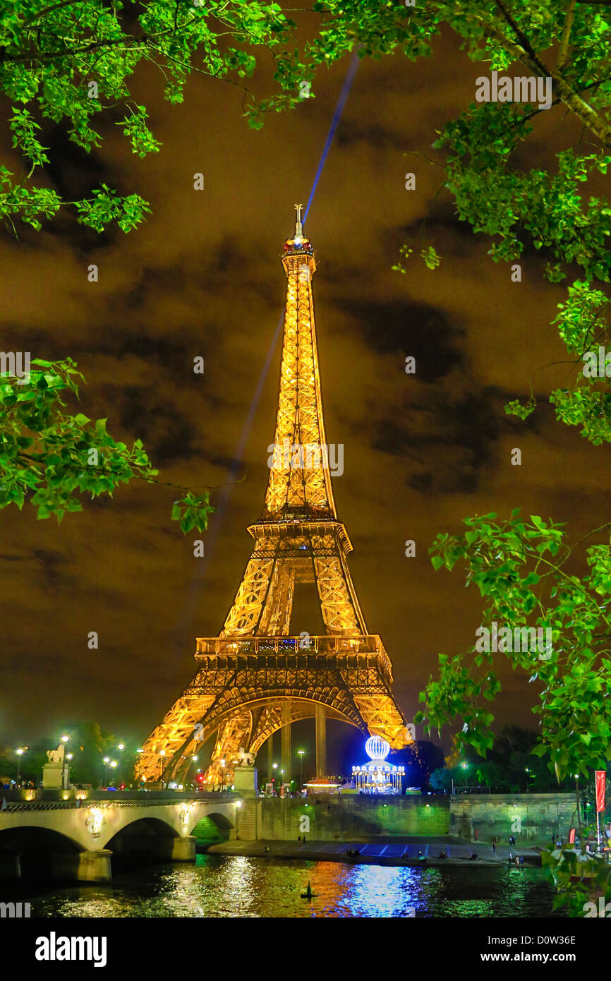 Frankreich Europa Reisen Eiffelturm Paris Stadt Architektur Kunst künstlerisch Lichter monumentale Nacht Fluss Eiffelturm Stockfoto