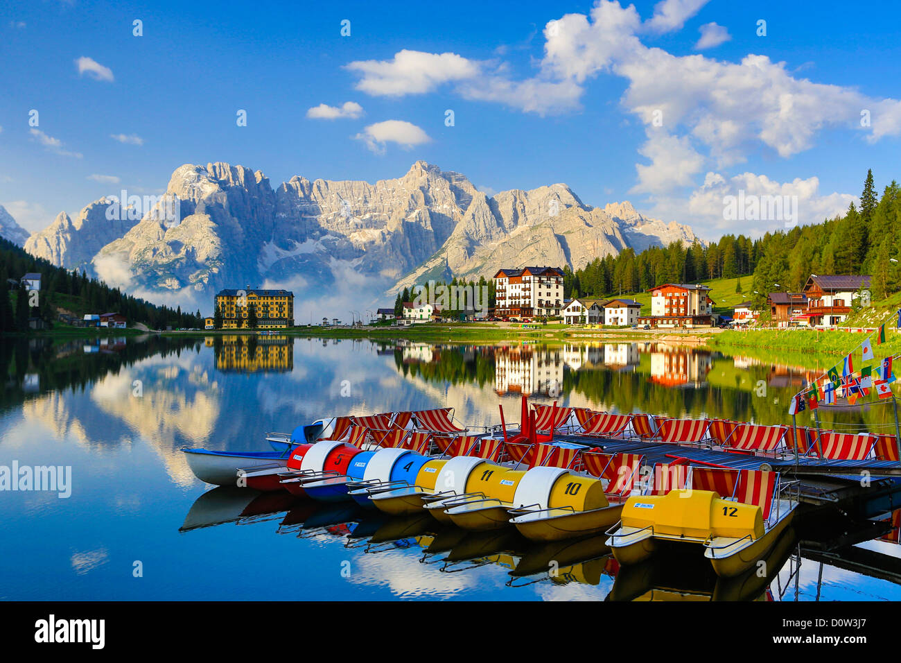 Italien, Europa, Reisen, Dolomiten, Alpen, Missurina, See, Tretboot, Schiffe, Berge, Wolken, bunt, Reflexion, Südtirol, Ti Stockfoto