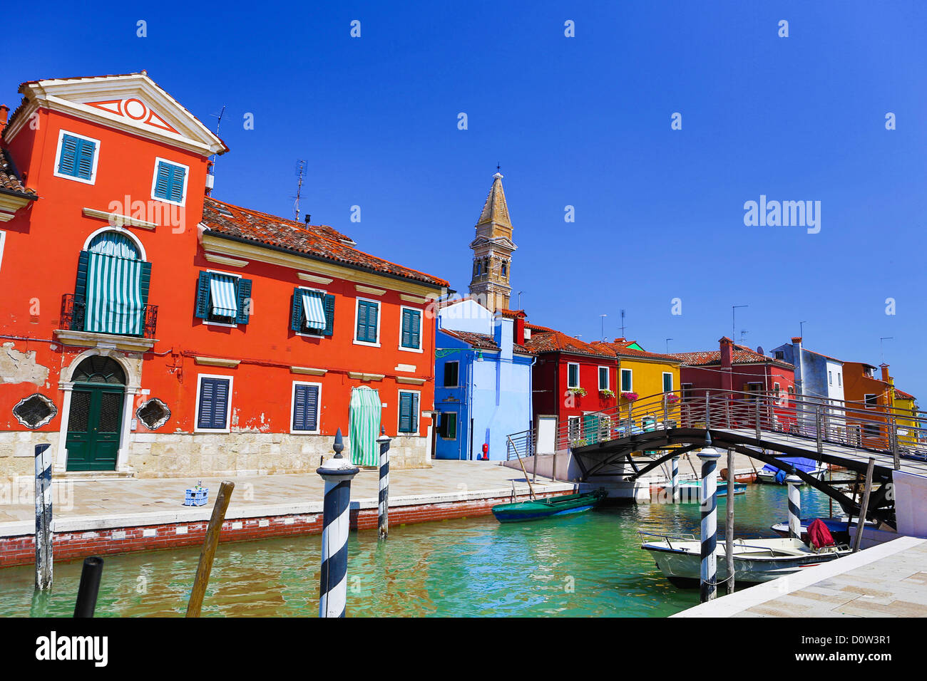 Italien, Europa, Reisen, Architektur, Boote, Burano, Kanal, bunt, Farben, Tourismus, Venedig, Turm Stockfoto