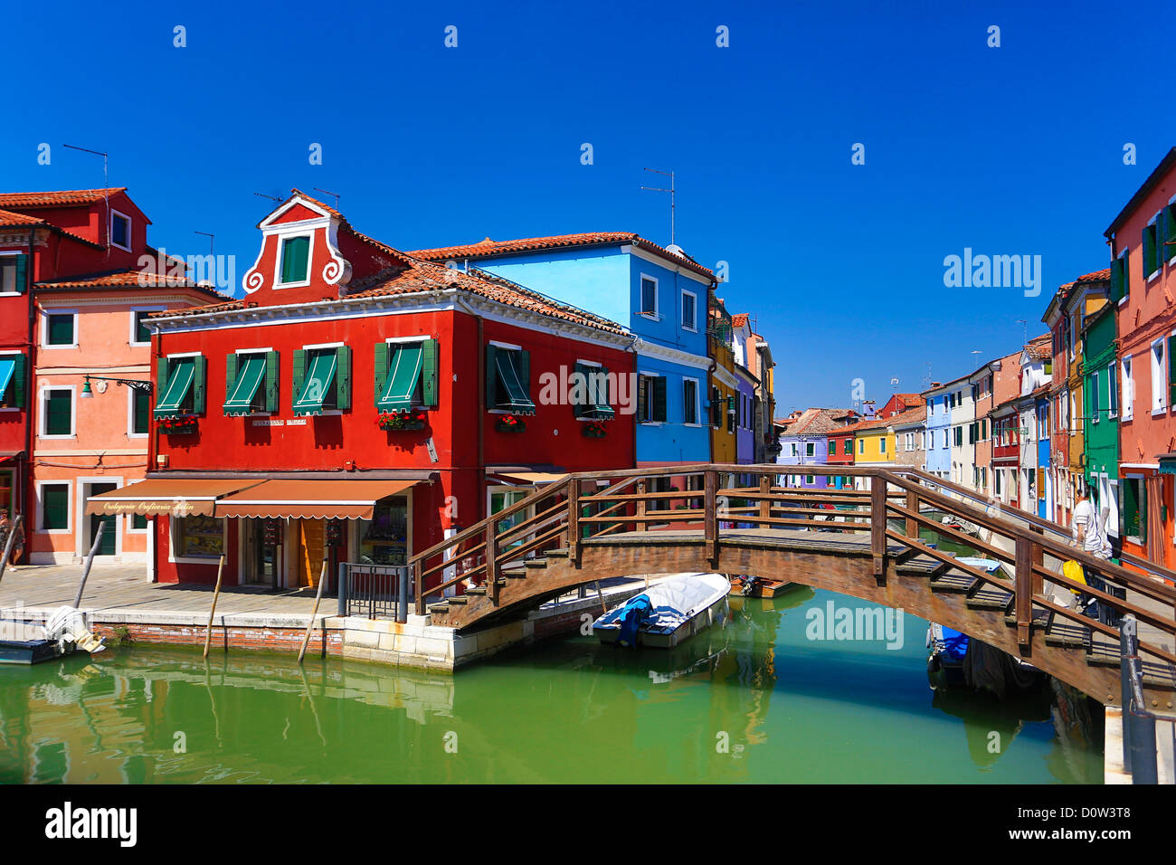 Italien, Europa, Reisen, Architektur, Burano, Boote, Kanal, bunt, Farben, Tourismus, Venedig, Turm, Brücke Stockfoto