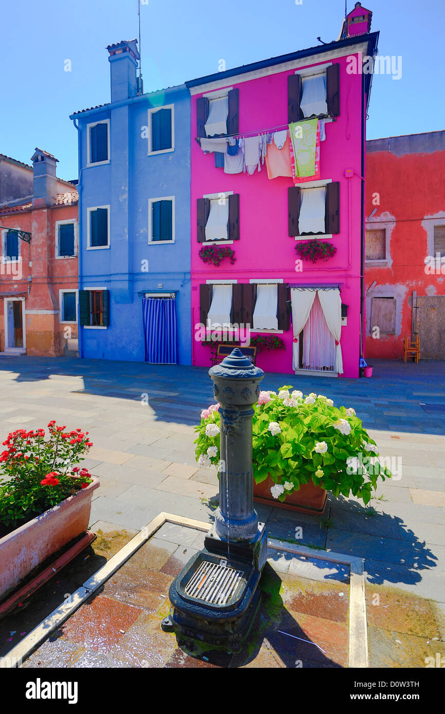 Italien, Europa, Reisen, Burano, Architektur, bunt, Farben, Tourismus, Venedig, Brunnen Stockfoto