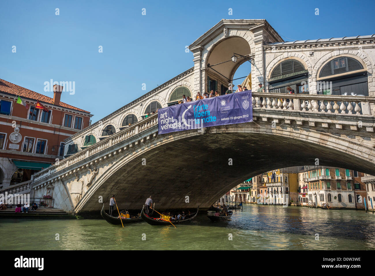 Italien, Europa, Reisen, Venedig, Rialto, Brücke, Architektur, Gondel, Gondoliere, Canal Grande, Farben, Geschichte, Tourismus, Welterbestatus Stockfoto