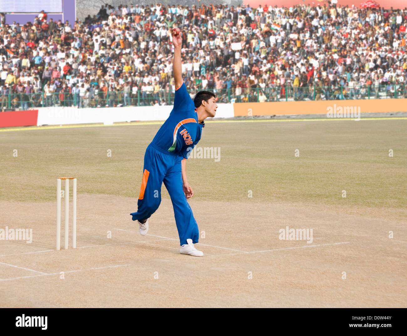 Kricket Bowler in Aktion Stockfoto