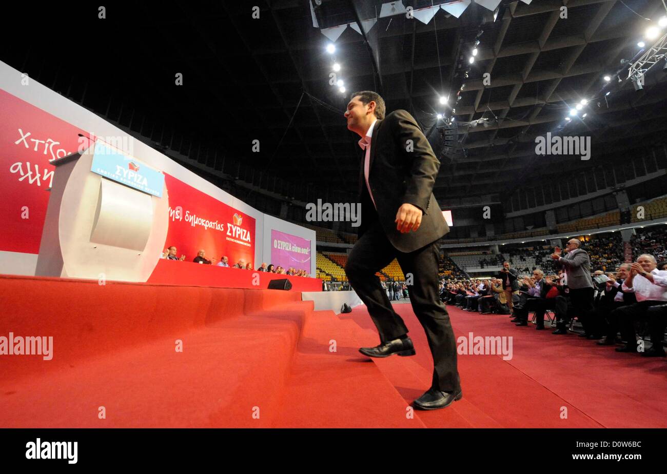 Athen, Griechenland. 30. November 2012. Alexis Tsipras geht auf das Podium während der nationalen Konferenz der linken Koalition SYRIZA in Athen am 30.11.2012. Das Ziel der Konferenz ist, die Koalition SYRIZA in einer einzigen Partei zu machen. Stockfoto
