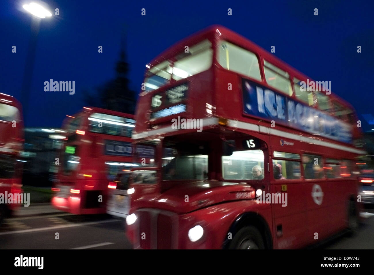 Nummer 15 Bus in der Nacht in der Nähe von St. Pauls Kathedrale Cheapside London England UK Stockfoto