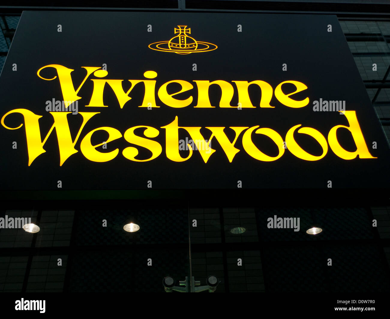 Vivienne Westwood Zeichen auf Retail shop shop in der Nacht in Cardiff Wales UK KATHY DEWITT Stockfoto