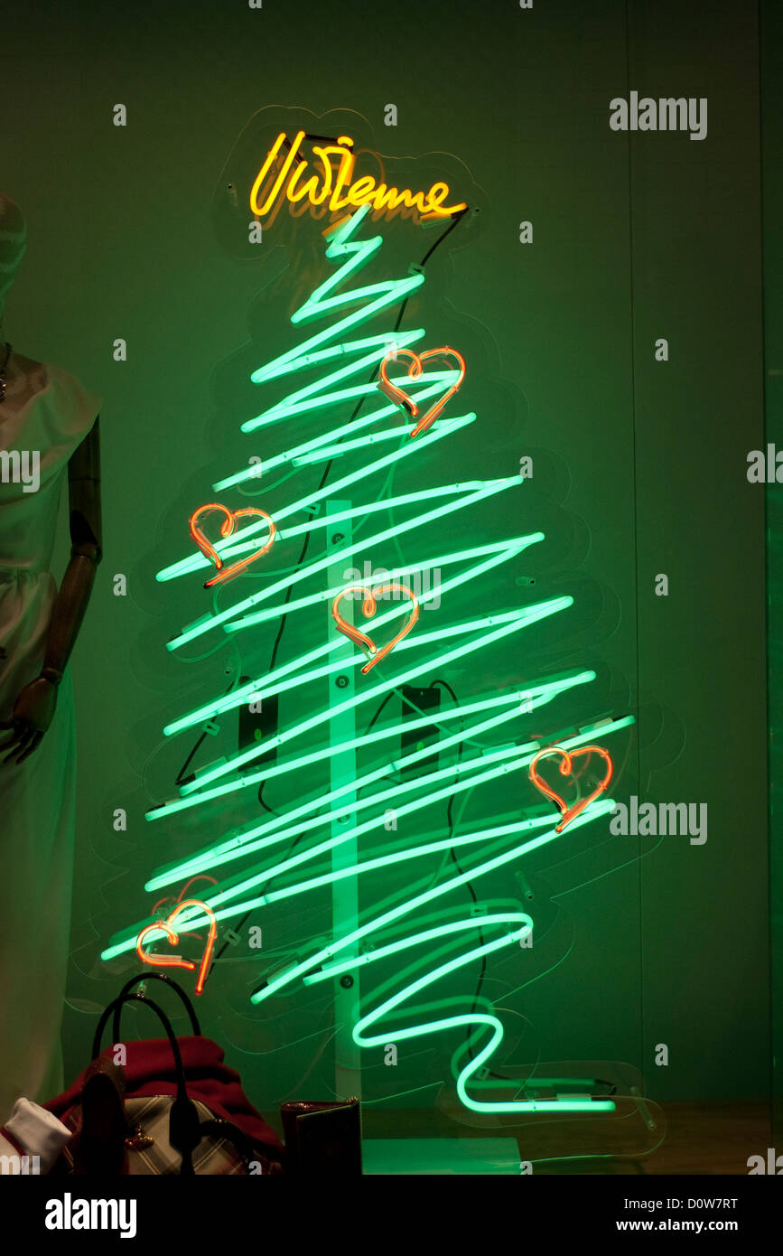 London Fashion Designerin Vivienne Westwood Weihnachtsbaum grün Neon Beleuchtung der Retail shop Fenster in der Nacht in Cardiff, Wales UK KATHY DEWITT Stockfoto
