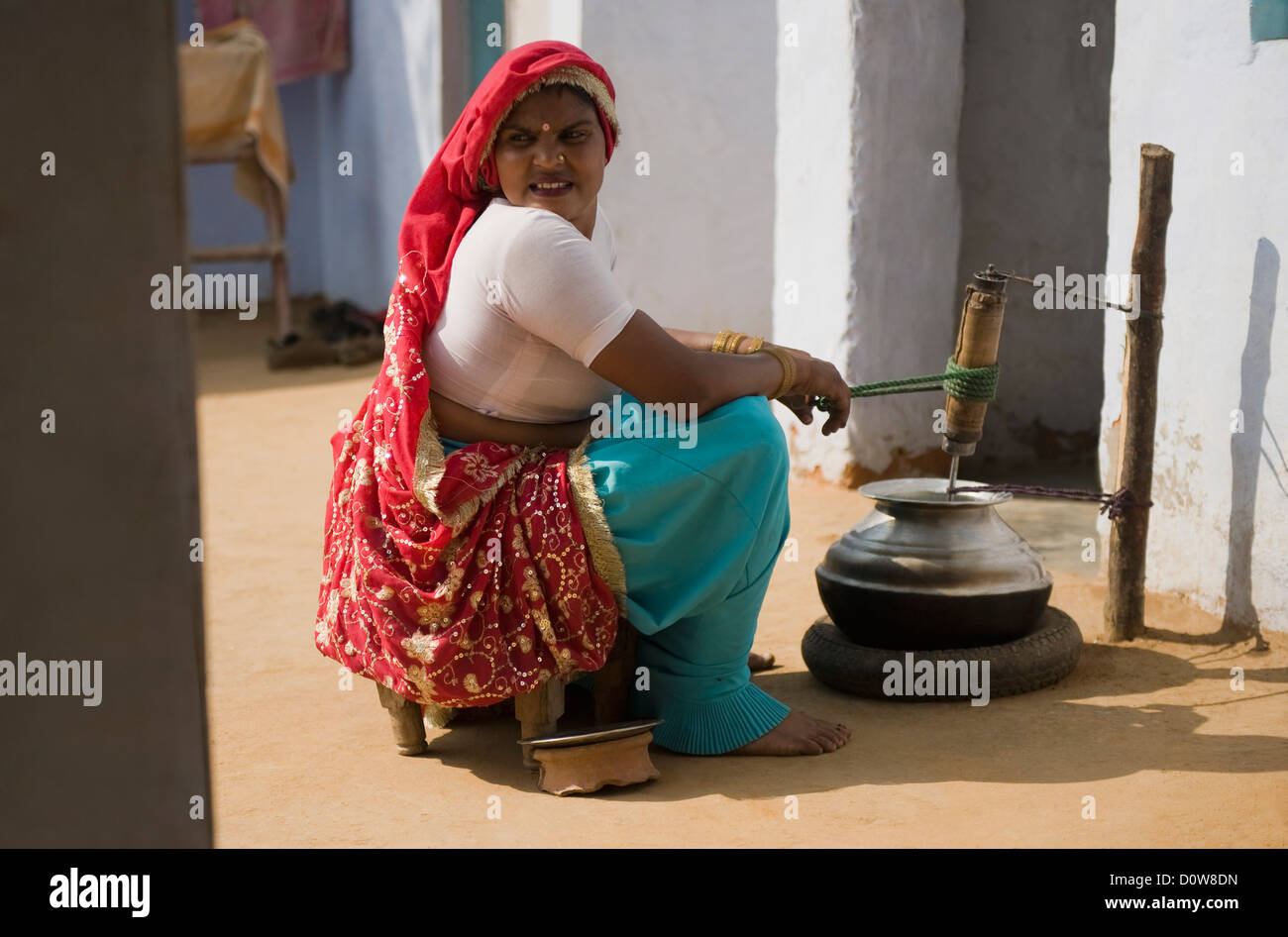 Frau, die Butter, Buttern, Farrukh Nagar, Gurgaon, Haryana, Indien Stockfoto