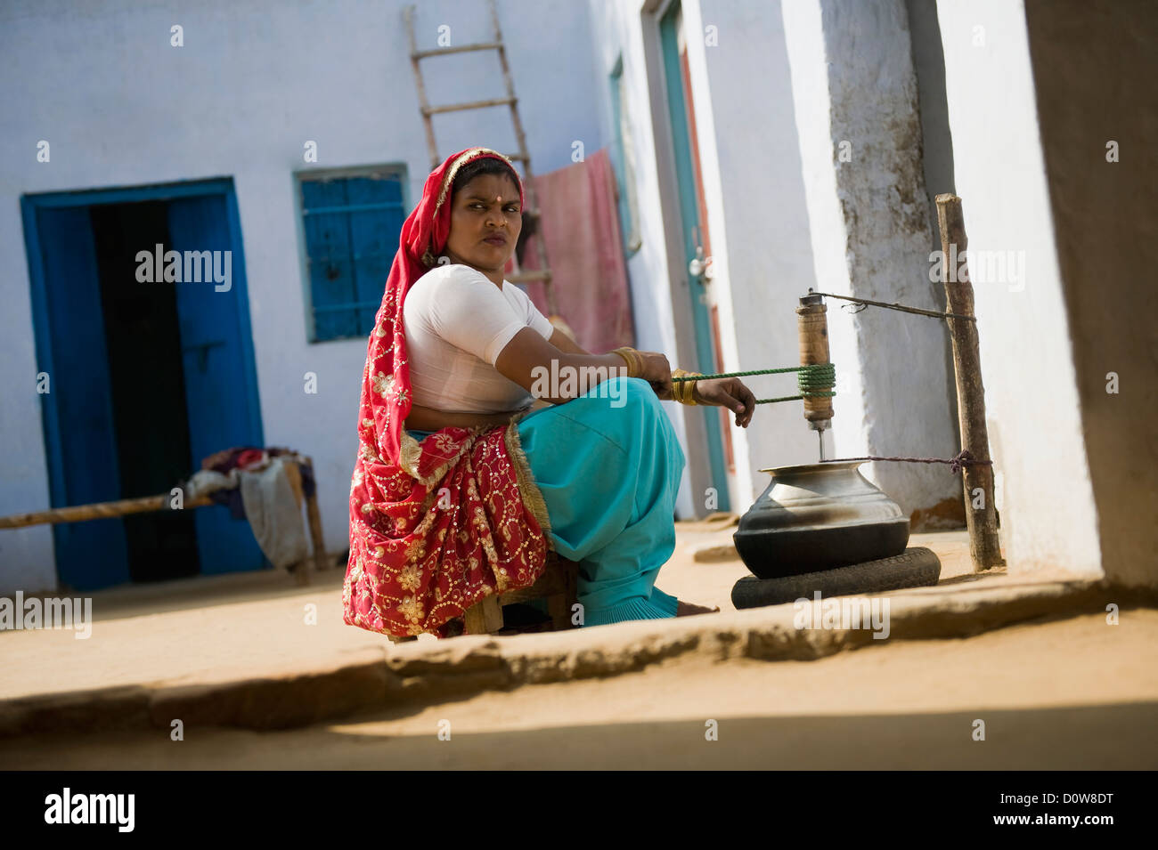 Frau, die Butter, Buttern, Farrukh Nagar, Gurgaon, Haryana, Indien Stockfoto