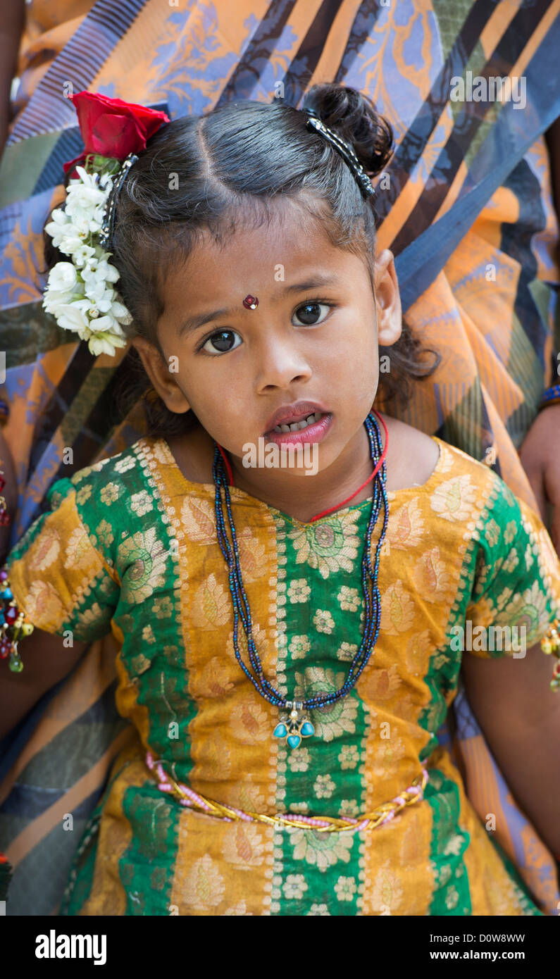 Lächelnd, glücklich indische Mutter und Tochter verkleidet. Andhra Pradesh, Indien Stockfoto
