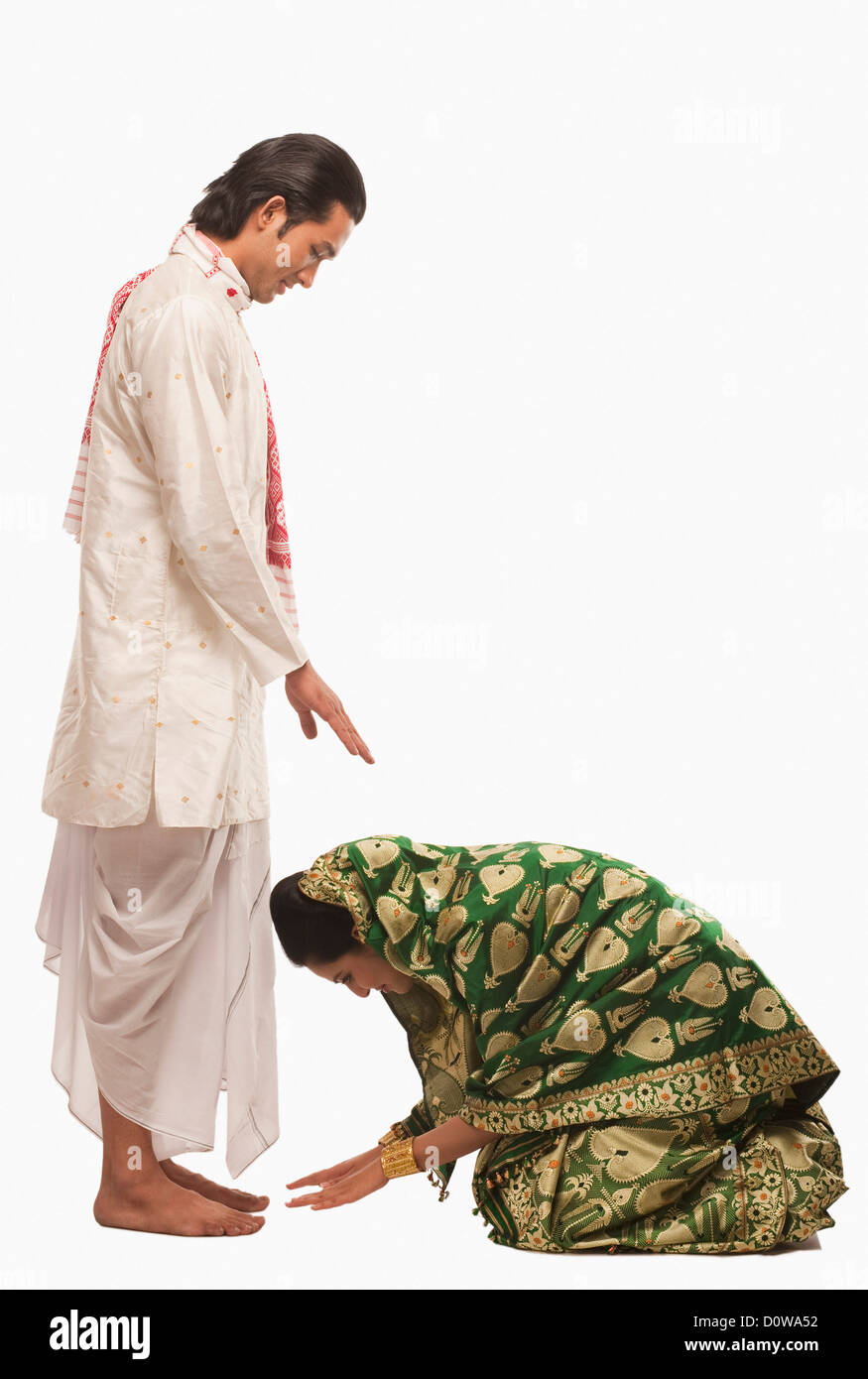 Seitenansicht einer Frau berühren die Füße ihres Ehemannes auf Bihu festival Stockfoto