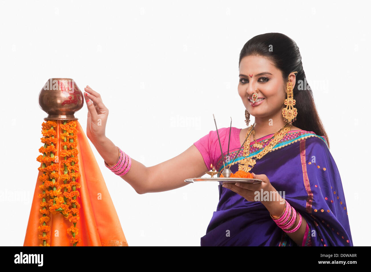 Porträt einer Frau, die eine religiöse Opfergaben auf Gudi Padwa festival Stockfoto
