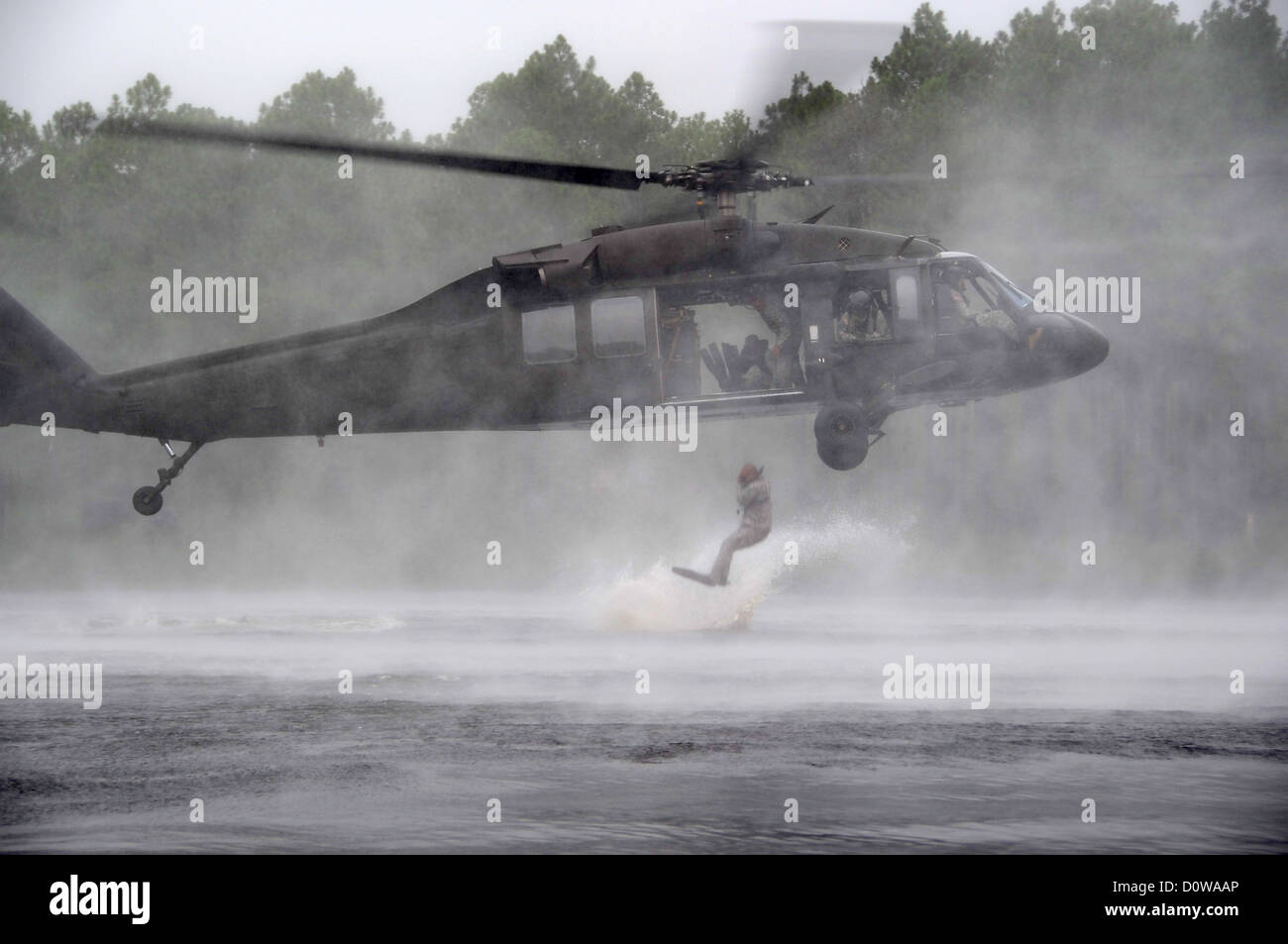 US Special Forces Soldaten springen von einem UH60 Black Hawk-Hubschrauber in Mott See während des Einfügens training 27. Juli 2008 in Fort Bragg, North Carolina. Stockfoto