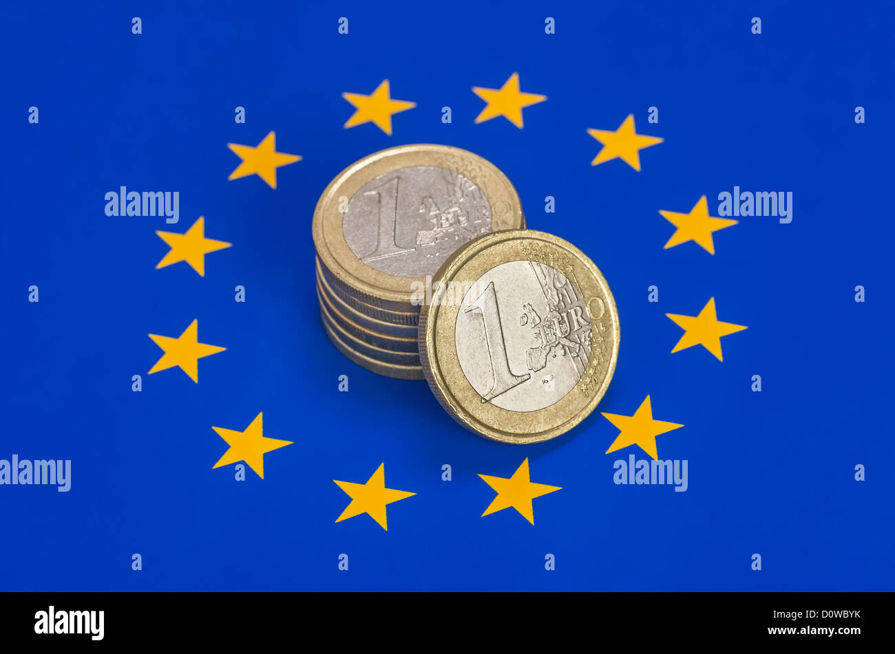 Euro-Münzen auf der europäischen Flagge Stockfoto