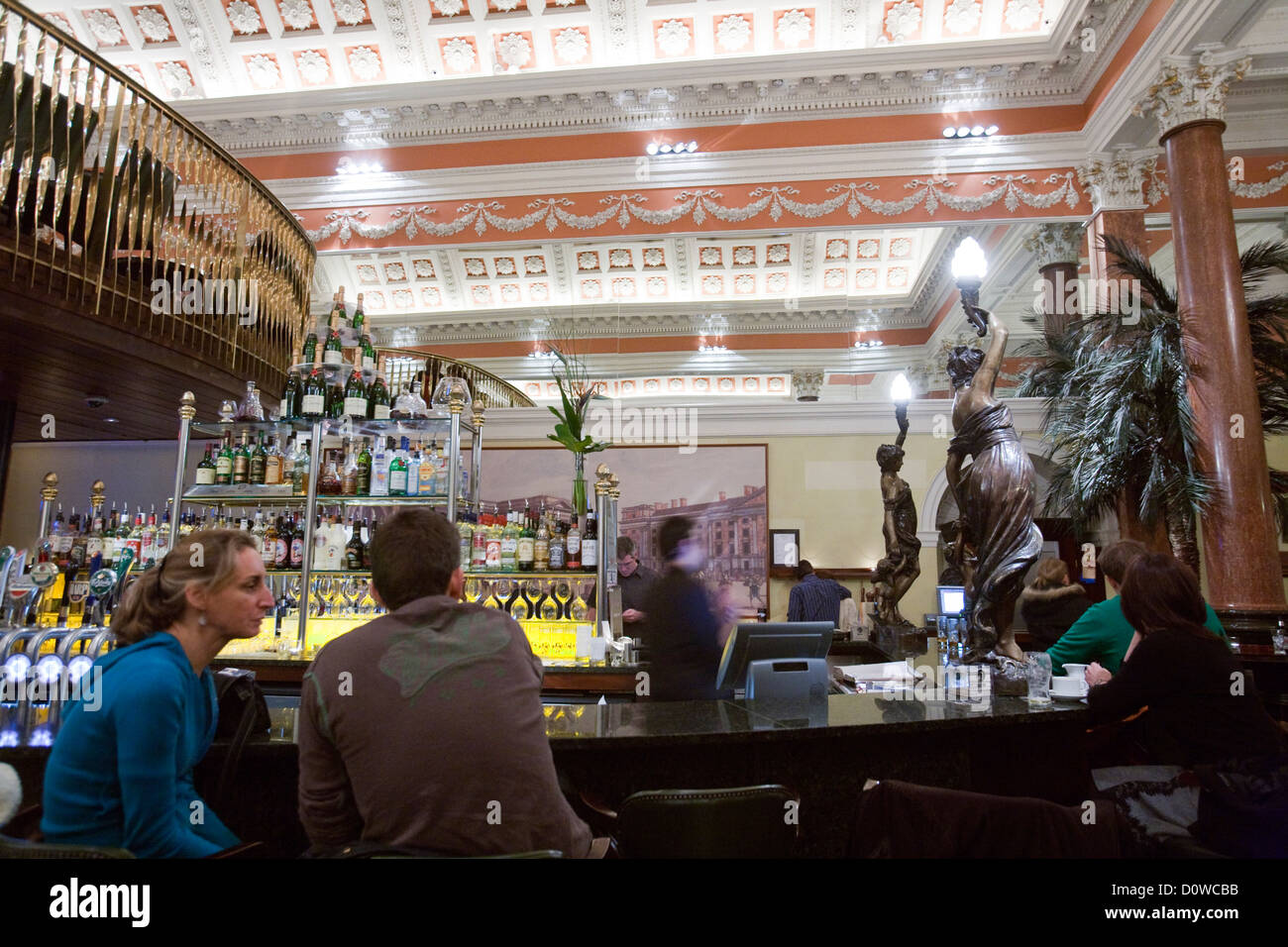 Dublin, Irland, Gäste im Pub The Bank Stockfoto