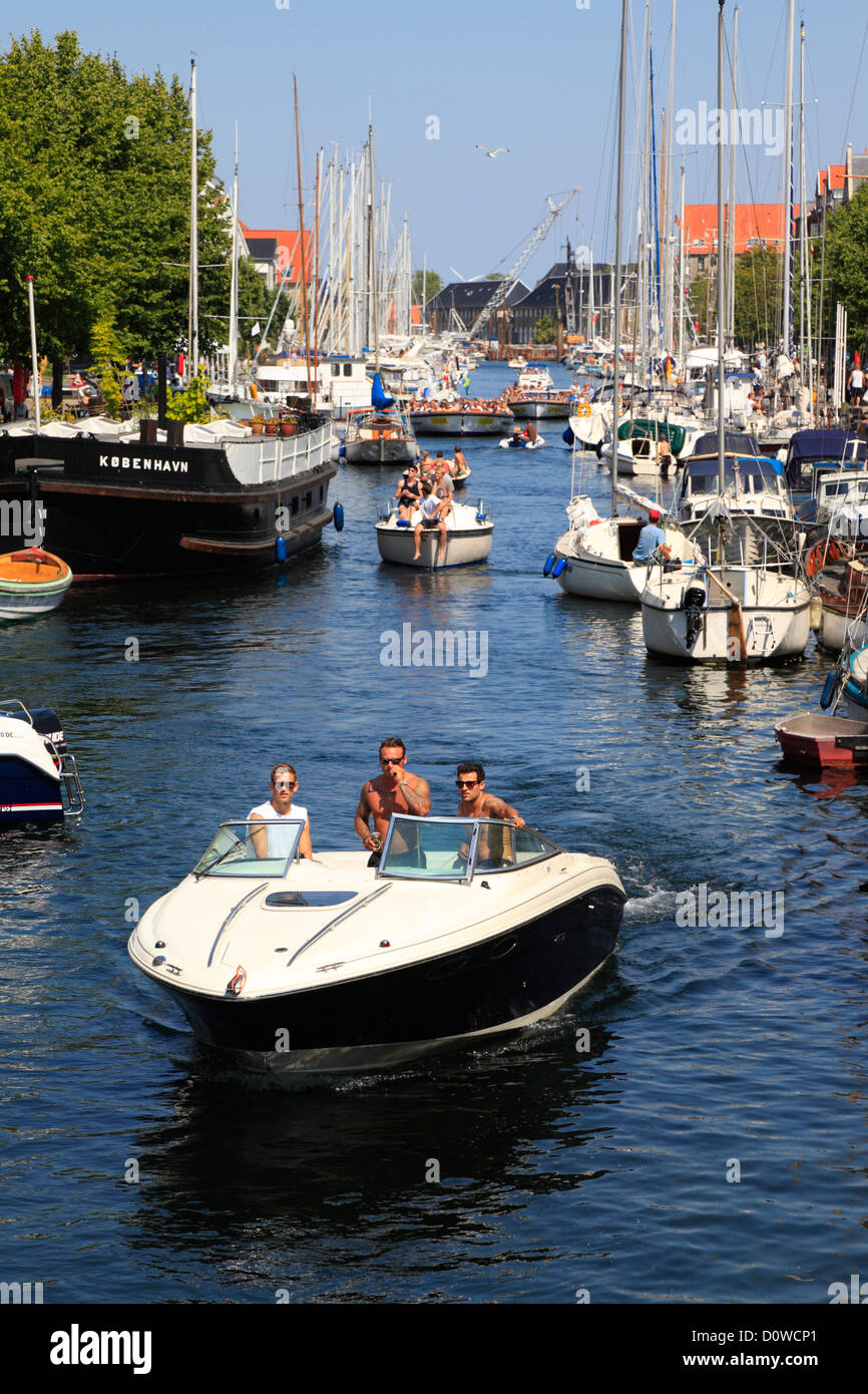 Schwerverkehr private Motorboote und Hausboote Kreuzfahrt in den alten Christianshavns Kanal in Kopenhagen, Dänemark Stockfoto