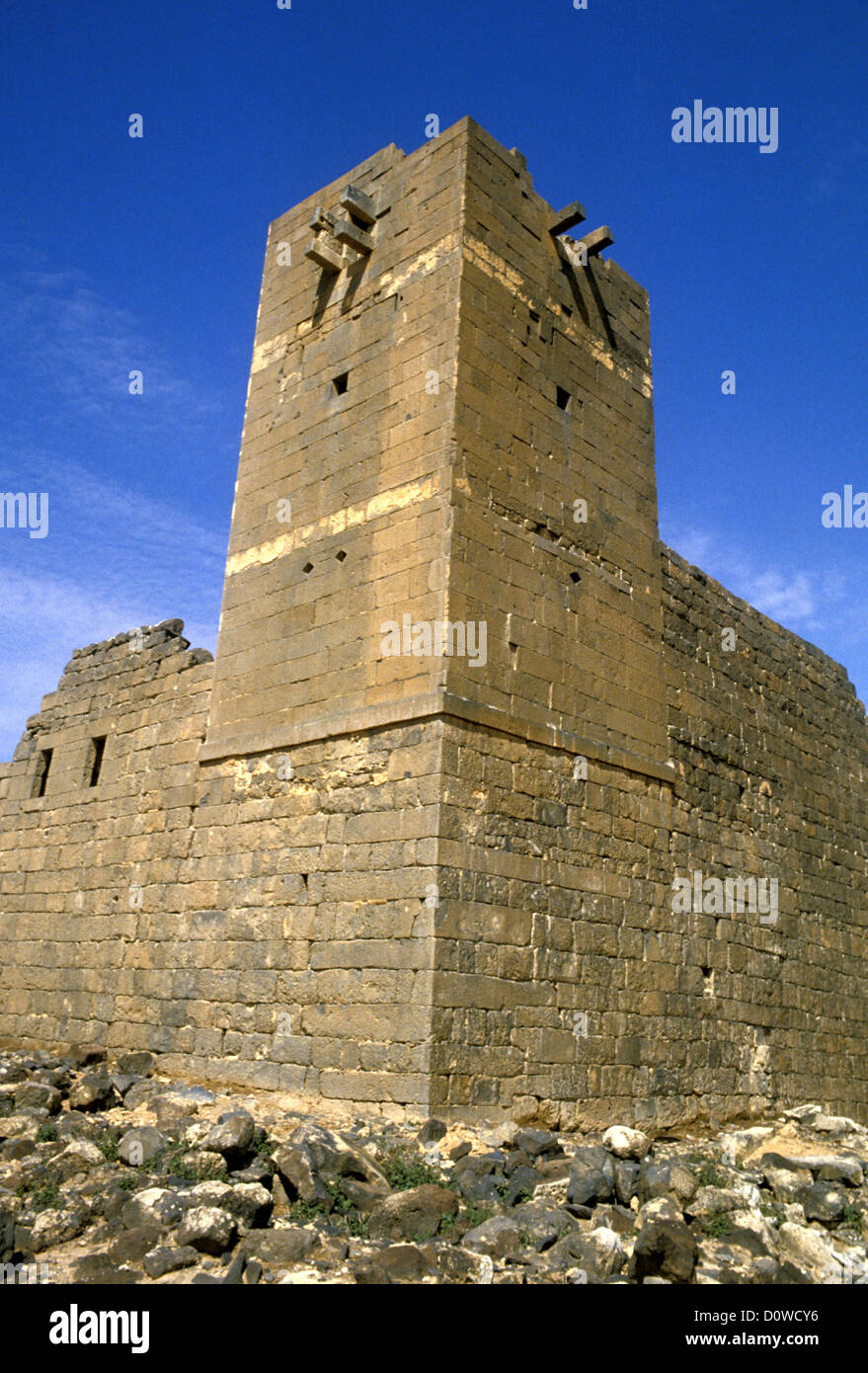 15 Meter hoher byzantinischer Turm in Umm al-Jimal, Jordanien. Es ist auf der UNESCO-Liste des Weltkulturerbes eingetragen. Stockfoto