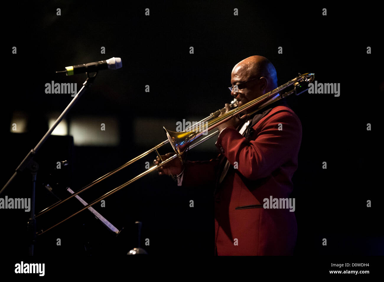 Thessaloniki, Griechenland. 30. November 2012. Orquesta Buena Vista Social Club Feat. Omara Portuondo Durchführung in Thessaloniki. Der Posaunist Jesus "Aguaje" Ramos. Stockfoto