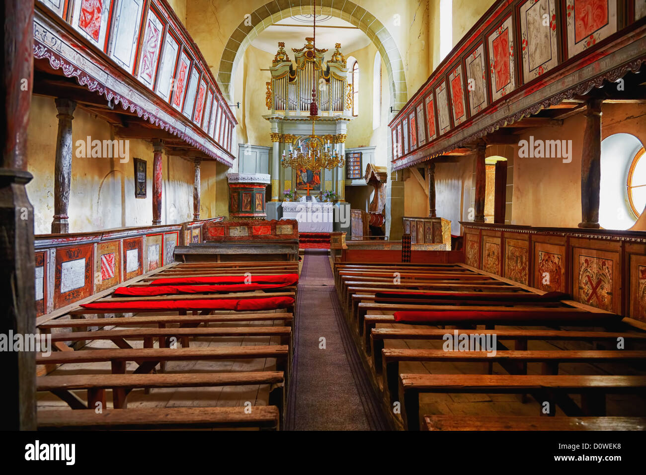 Innere des Deutsch-Weißkirch Wehrkirche in Siebenbürgen, Rumänien. Es ist ein UNESCO-Weltkulturerbe. Stockfoto