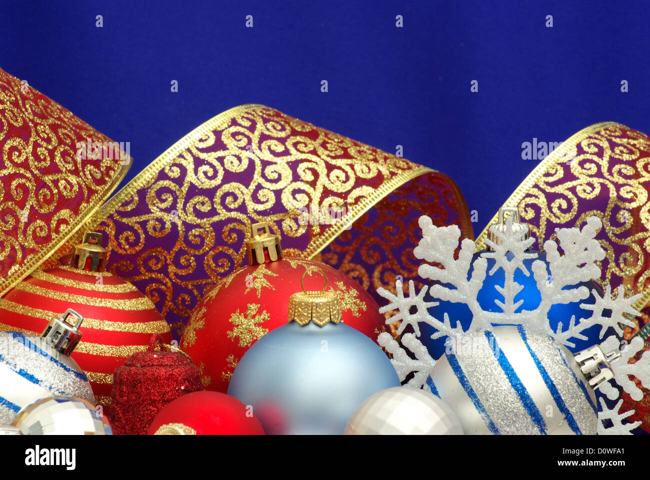Weihnachts-Dekoration auf blauem Hintergrund isoliert Stockfoto