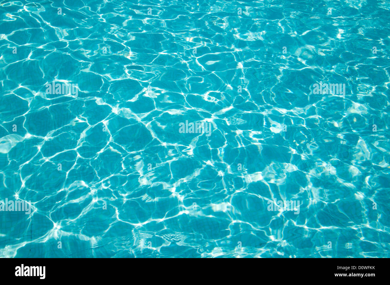 Blauen Poolwasser mit Sonnenreflektionen Stockfoto