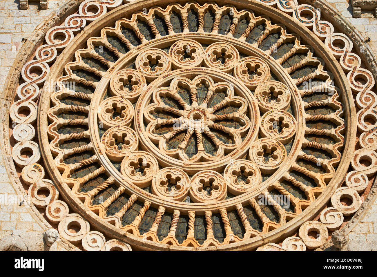 Romanische Rosette von der päpstlichen Basilika St. Francis von Assisi, (Basilica Papale di San Francesco) Assisi, Italien Stockfoto