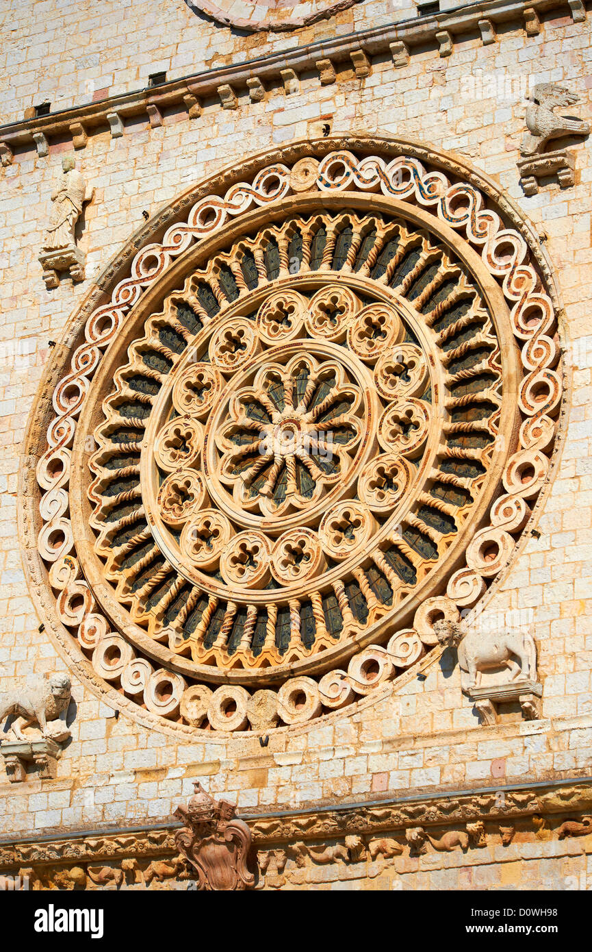 Romanische Rosette von der päpstlichen Basilika St. Francis von Assisi, (Basilica Papale di San Francesco) Assisi, Italien Stockfoto