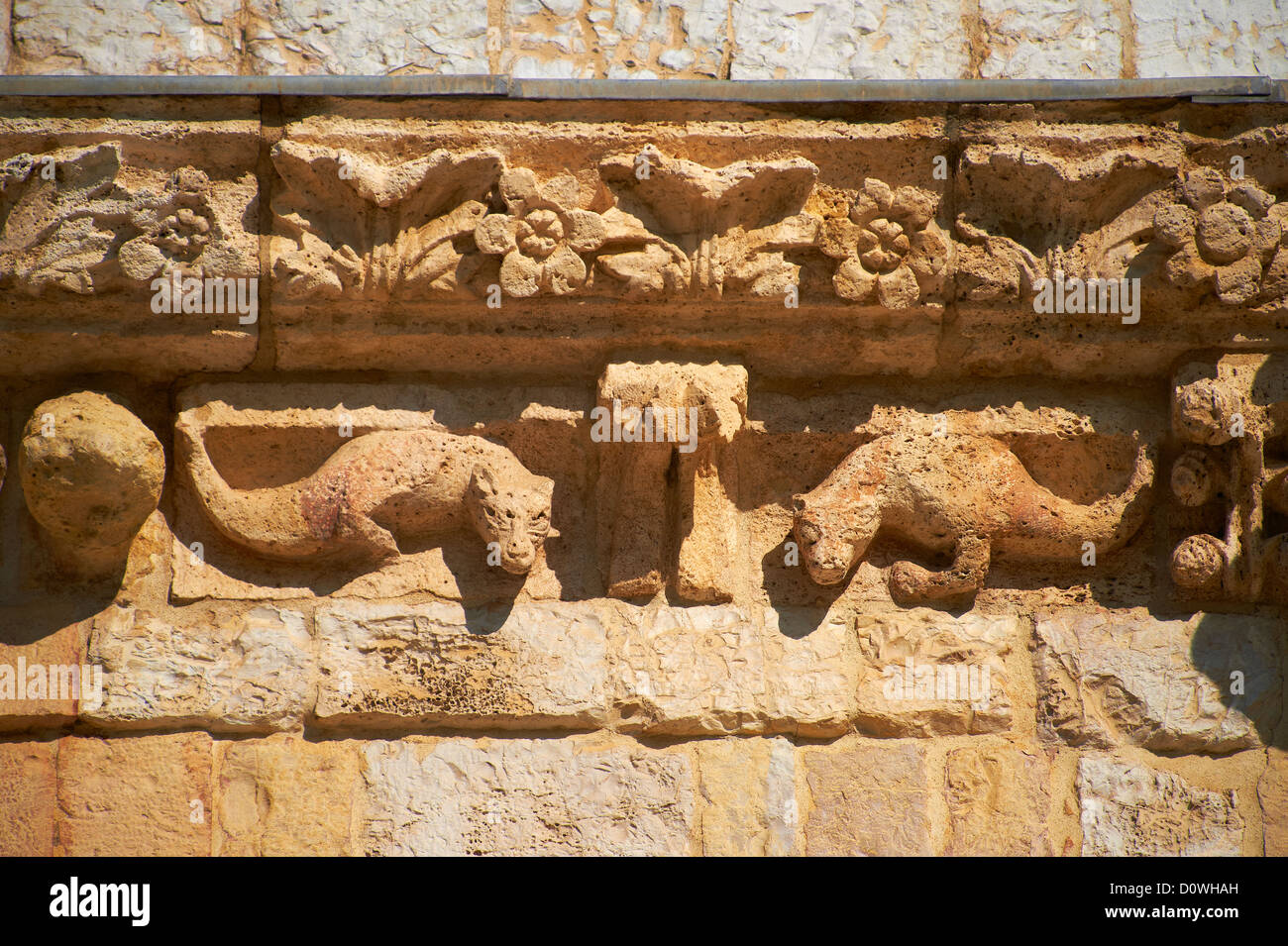 Mittelalterliche Sculpture des Gesichts von der päpstlichen Basilika St. Francis von Assisi, (Basilica Papale di San Francesco) Assisi, Italien Stockfoto