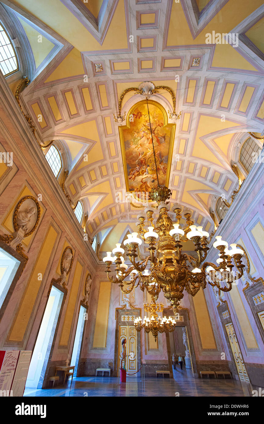 "Der Raum des Bodyguards" - das zweite Vorzimmer wird auch als das "Zimmer der Stuck' für seine reiche Dekoration, Königspalast von Caserta, Italien. Stockfoto