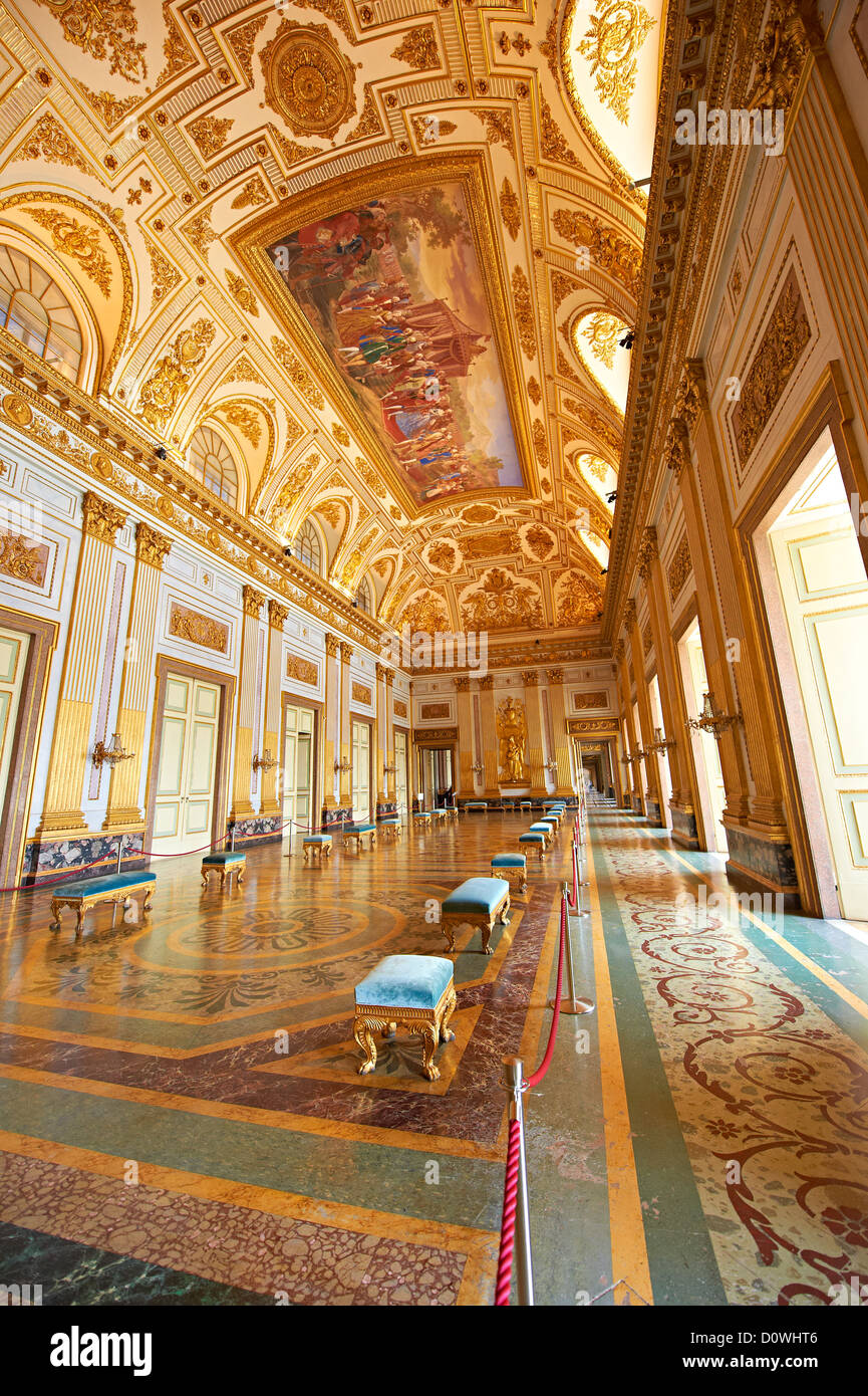 "Thronsaal" ist fast 40 Meter lang und wurde im Jahr 1845 abgeschlossen, der Königspalast von Caserta, Italien. Stockfoto