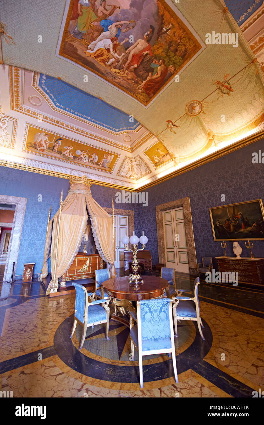 "Das Schlafzimmer von Franz II. Das Zimmer mit einem Himmelbett eingerichtet, Kommode und Tisch im Empire Stil, der Königspalast von Caserta, Italien Stockfoto