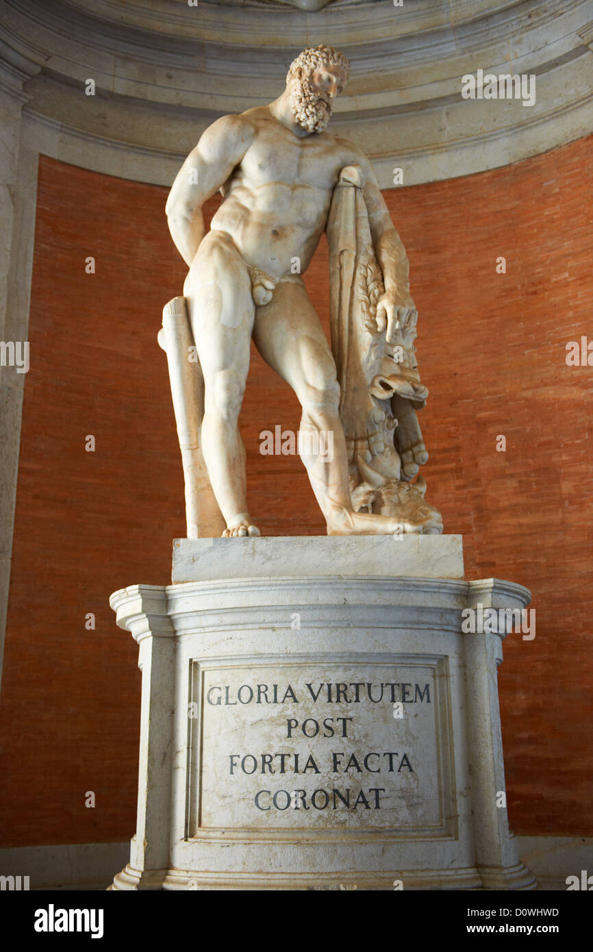 Barockstatue in der Eingangshalle, die Bourbon Könige von Neapel Royal Palast von Caserta, Italien. Stockfoto