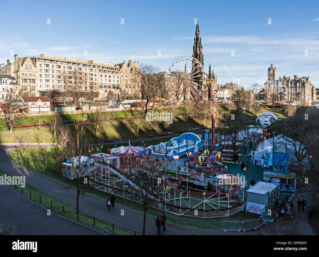 Blick über East Princes Street Gardens im schottischen Edinburgh mit Xmas Unterhaltung oben und unten Stockfoto