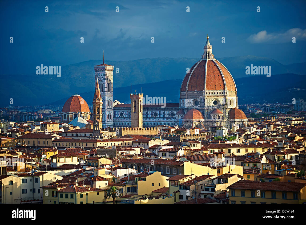 Dach Blick von oben auf die belll Turm und Kuppel des Florentiner Doms, der Basilika der Heiligen Maria der Blume, Florenz Italien Stockfoto