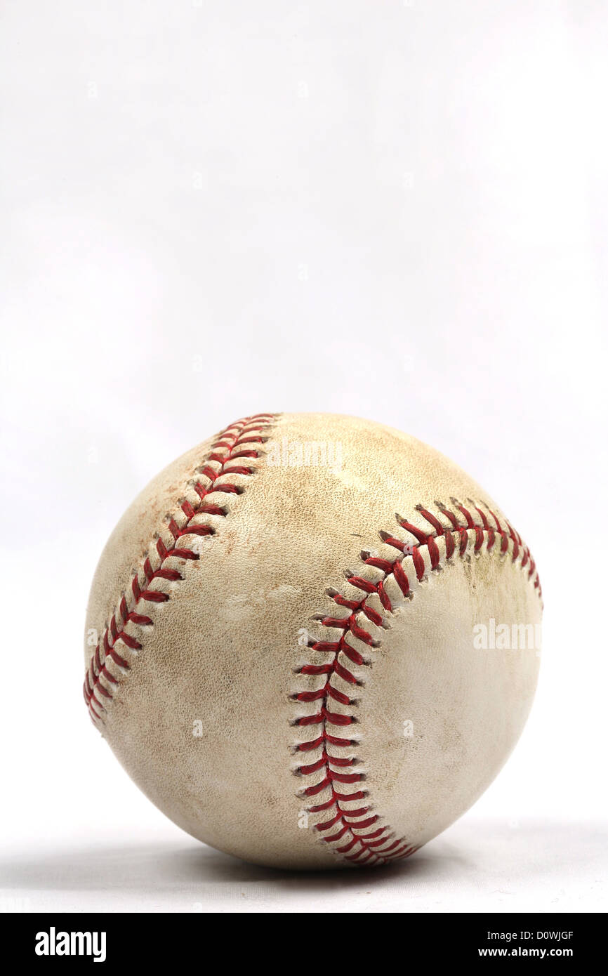 Eine authentische Rawlings verwendet Baseball in ein Hauptliga-Baseball-Spiel zeigen die roten Nähte und Markierungen verwendet. Stockfoto