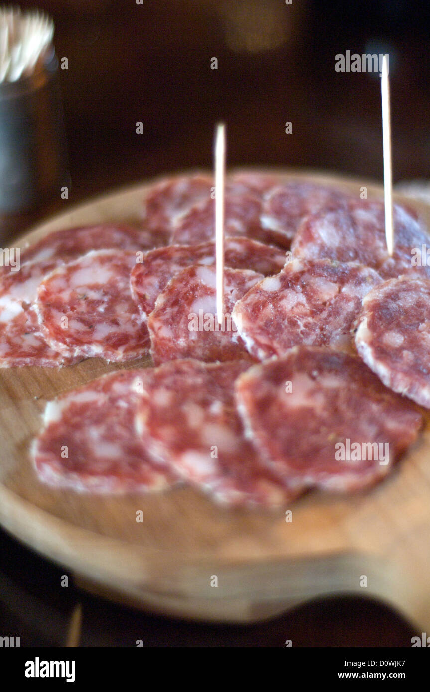 Eine Auswahl an Fleisch, snacks Käse Anzeige auf Zahnstocher Stockfoto