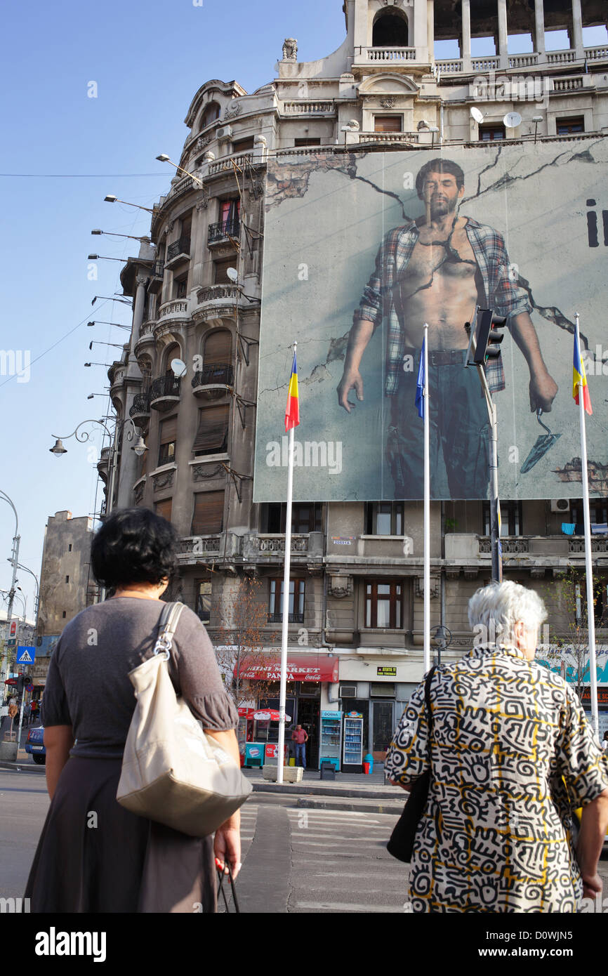 Bukarest, Rumänien, Werbung für den Baumarkt Hornbach an verfallenen Fassade Stockfoto