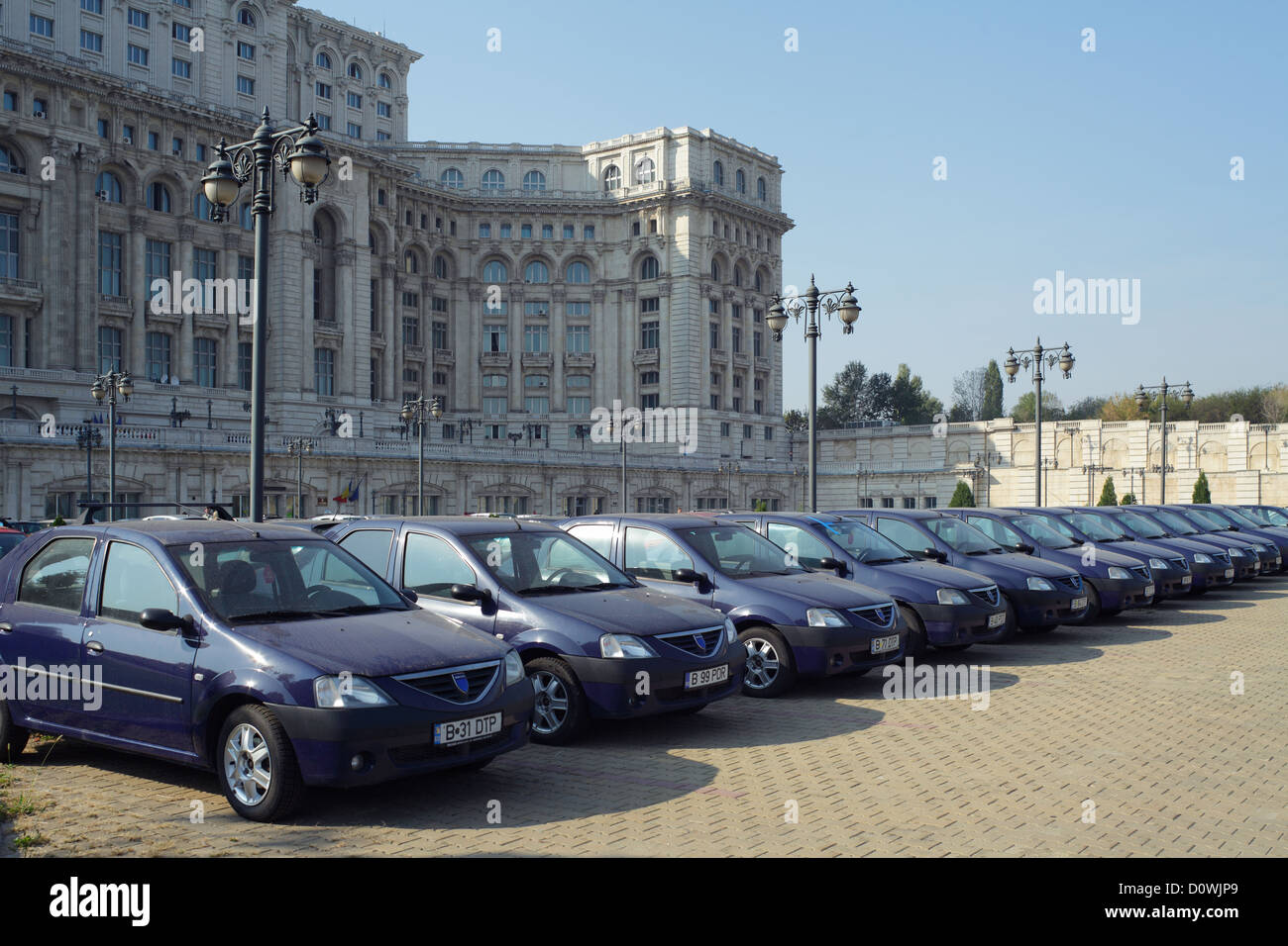 Bukarest, Rumänien, die Dacia Marke Autos geparkt vor dem Palast des Parlaments Stockfoto