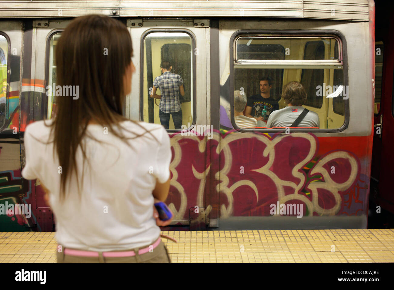 Bukarest, Rumänien, in einer U-Bahn u-Bahnstation mit Graffiti besprüht. Stockfoto
