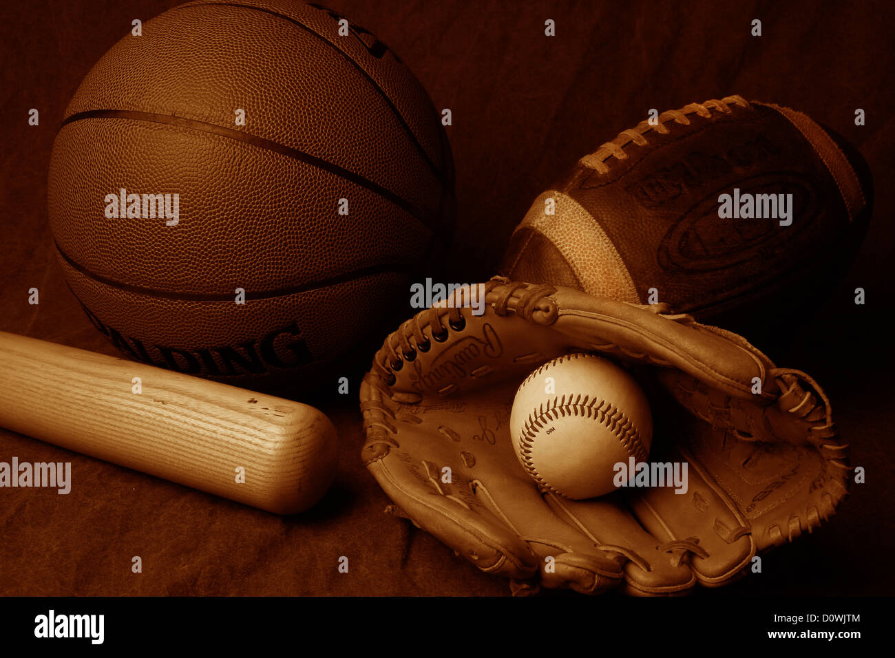 Eine Studioaufnahme ein American Football, ein Basketball und Baseball Ball, Mitt und Fledermaus. Stockfoto