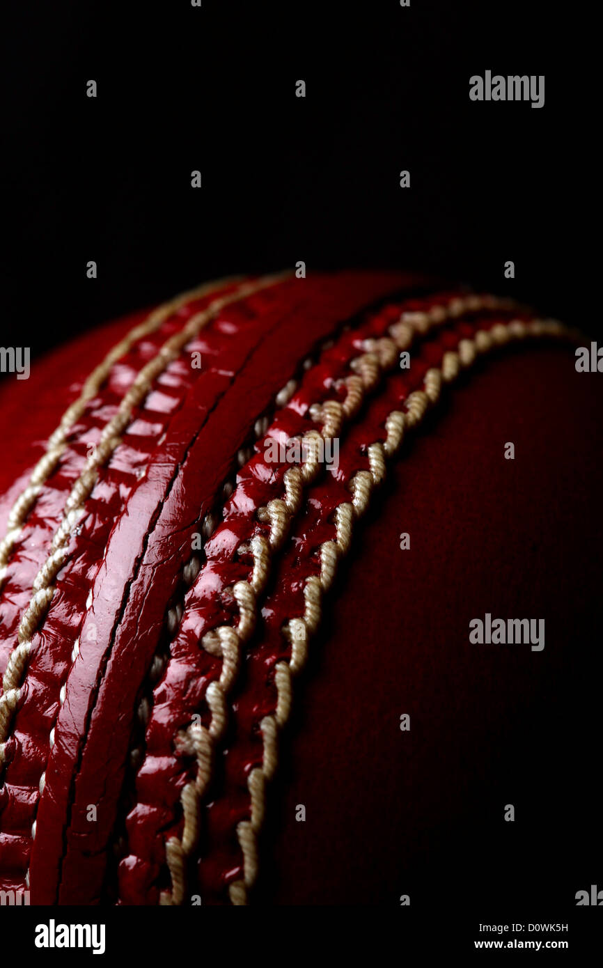 Eine Studioaufnahme von Gray Nicolls Cricketball zeigt die Naht und Naht. Stockfoto