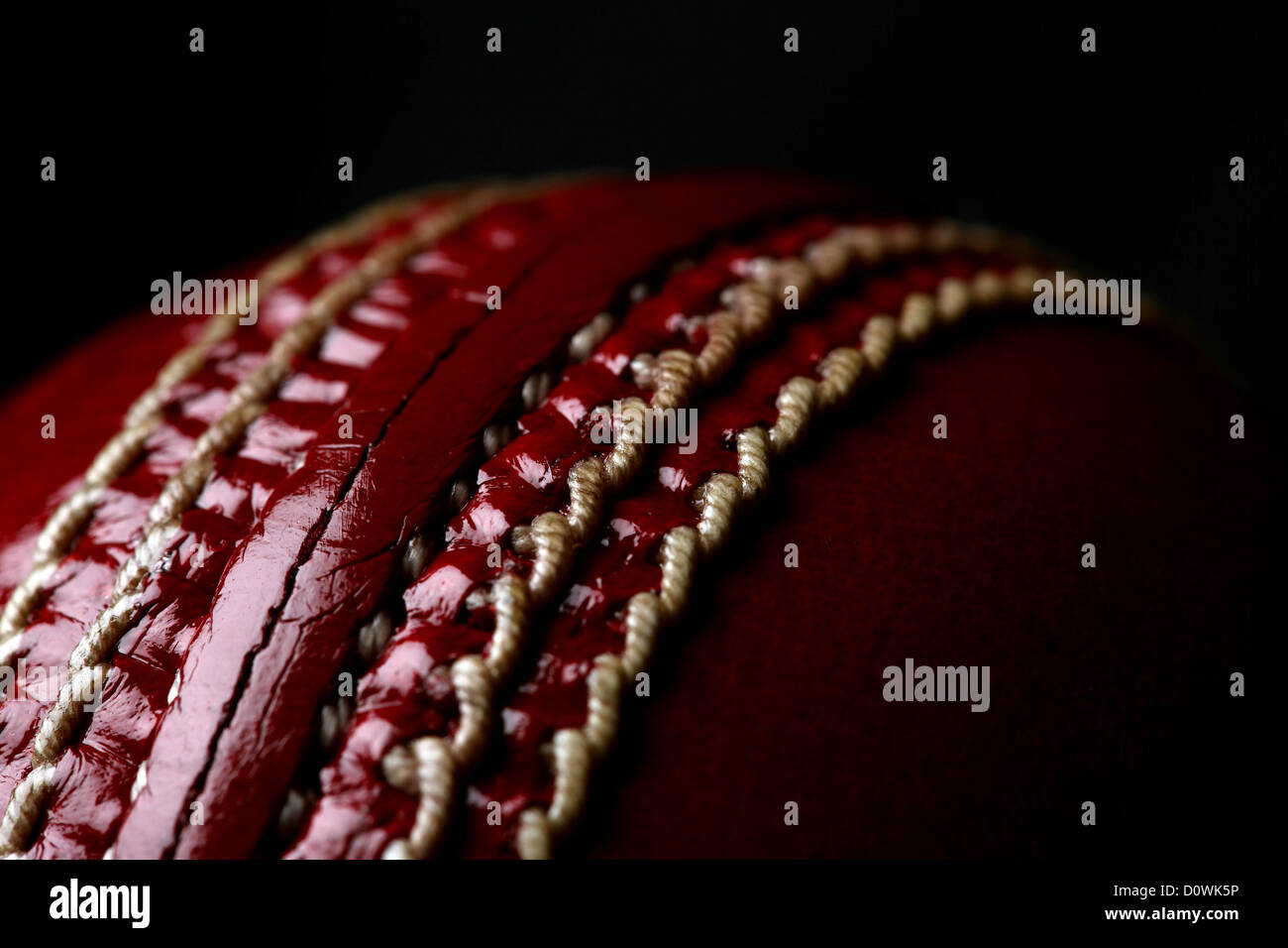 Eine Studioaufnahme von Gray Nicolls Cricketball zeigt die Naht und Naht. Stockfoto