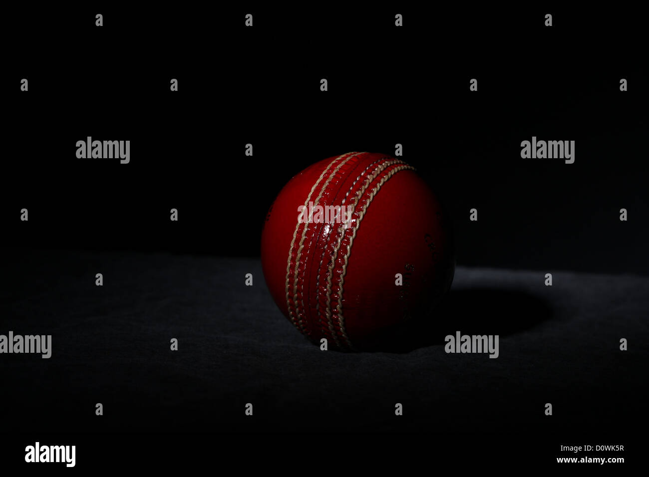 Eine Studioaufnahme von Gray Nicolls Cricketball zeigt die Naht und Naht. Stockfoto