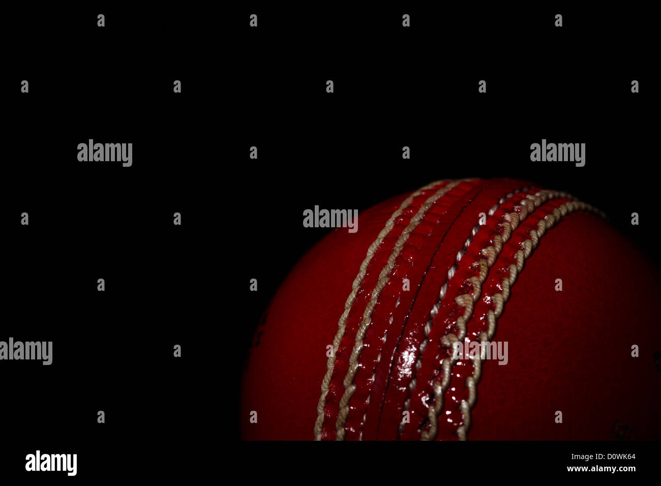 Eine Studioaufnahme von Gray Nicolls Cricketball zeigt die Naht und Naht. Stockfoto