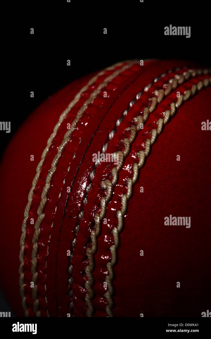 Eine Studioaufnahme von Gray Nicolls Cricketball zeigt die Naht und Naht. Stockfoto