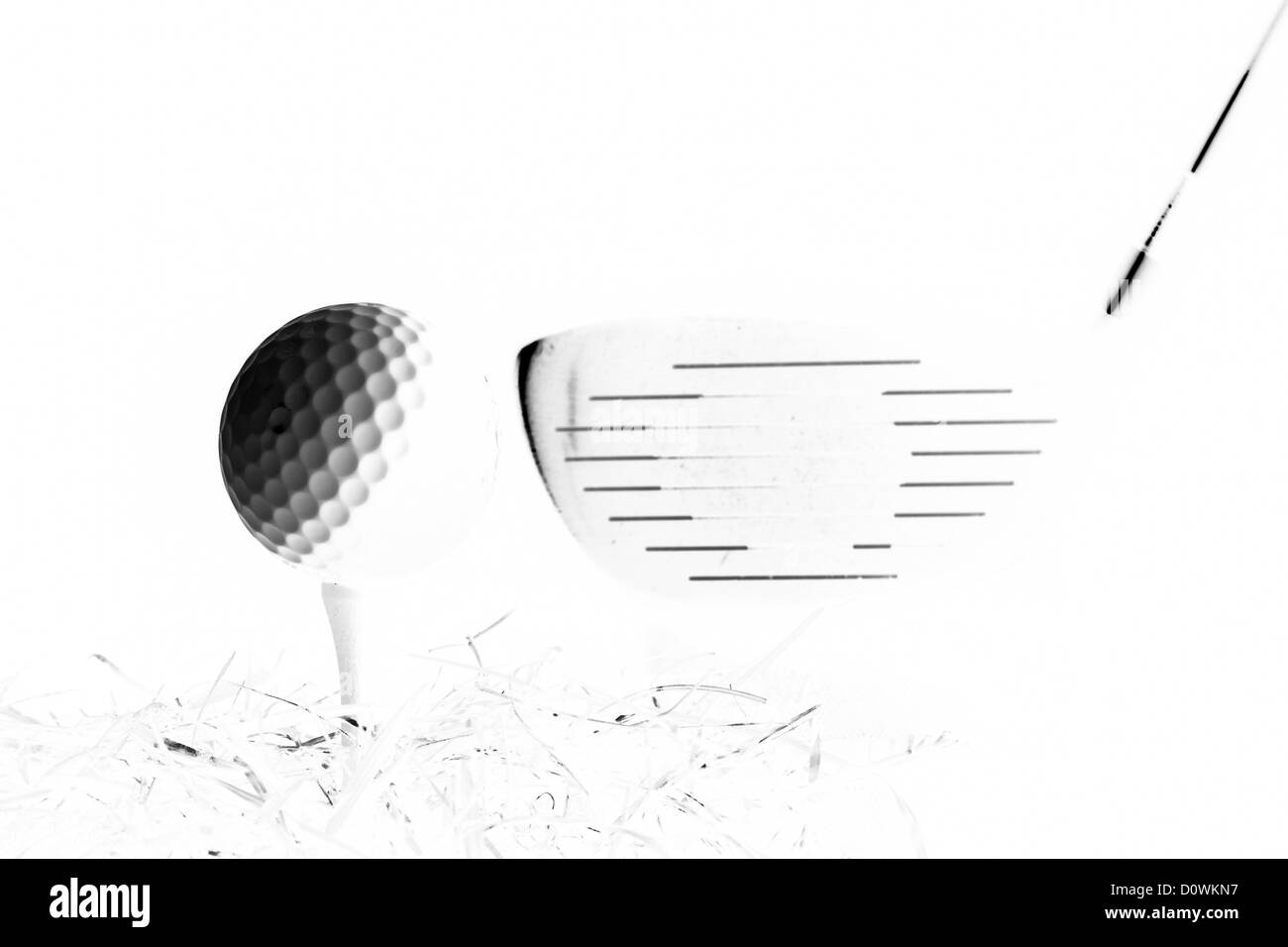 Ein Golf-Club neben einem Golfball auf ein Tee. Stockfoto