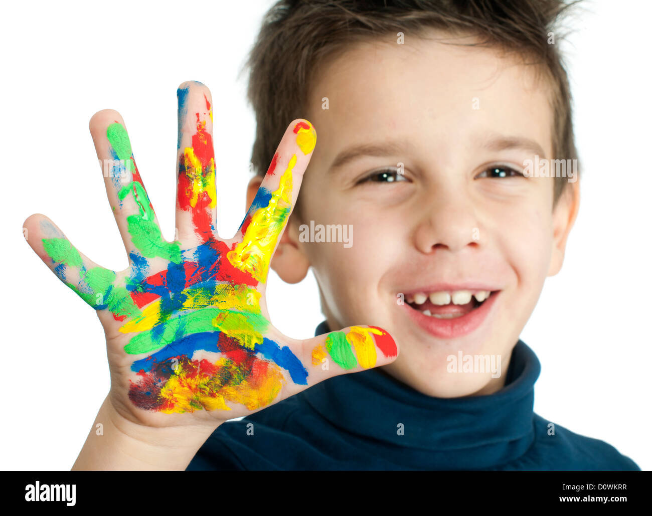 Junge Hände mit bunten Farben bemalt. Weiße Islated lächelndes Kind Stockfoto