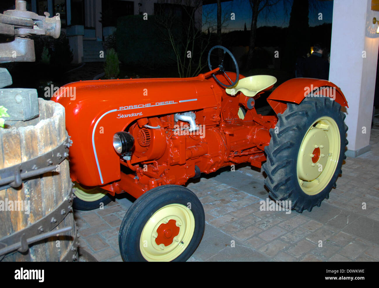 Ein Porsche Disel Traktor im Weinberg Venica & Venica Stockfoto